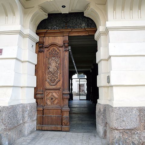 Über das Portal des Alten Landhauses gelangt man in den Innenhof und zur dort gelegenen Georgskapelle.