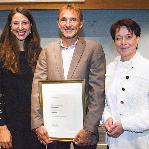 Landtagspräsidentin Sonja Ledl-Rossmann (re.) und Vizepräsidentin Sophia Kircher gratulierten Andreas Sprenger zur Auszeichnung.