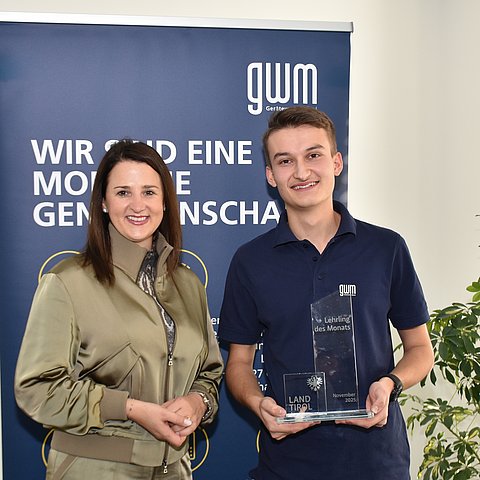 � Land Tirol/Gerzabek LRin Mair gratulierte Julian Aichner zum „Lehrling des Monats November 2025“