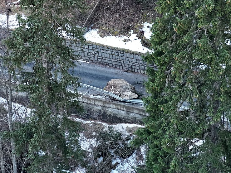 Gemeinde Fließ Sperre nach Felssturz und Hangrutsch auf L 312