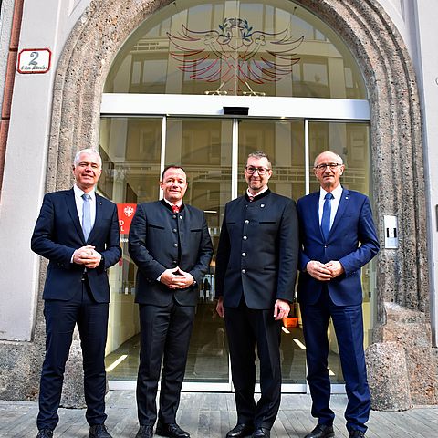 Gruppenbild mit Bezirkshauptmann Michael Kirchmair, dem neuen Bürgermeister-Stellvertreter Romed Giner, dem neuen Bürgermeister Martin Plank und Landeshauptmann Anton Mattle vor der BH Innsbruck.