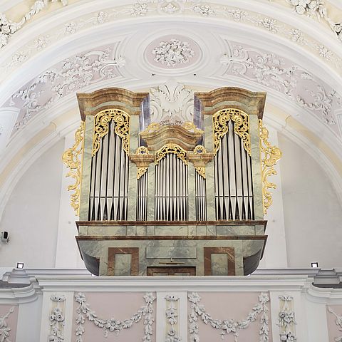 Die neue Orgel der Georgskapelle wurde 2010 errichtet und orientiert sich am typischen Instrumentenbau der Region um 1725.