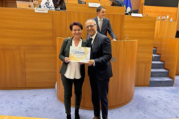 CALRE-Präsident Rachid Madrane überreichte LTPin Sonja Ledl-Rossmann den "Stars of Europe"-Award.