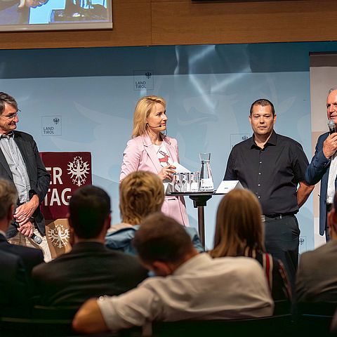 (v.li.) Alfred Schneider, Michael Krautgasser und Martin Sigl im Gespräch mit Moderatorin Birgit Oberhollenzer.