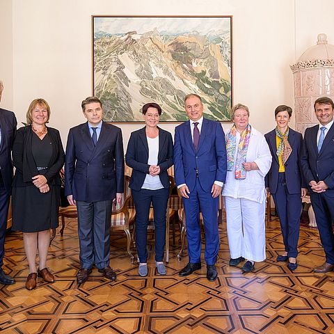 LTPin Ledl-Rossmann (4.v.li.) mit der Delegation der BotschafterInnen der Alpenländer in Österreich.