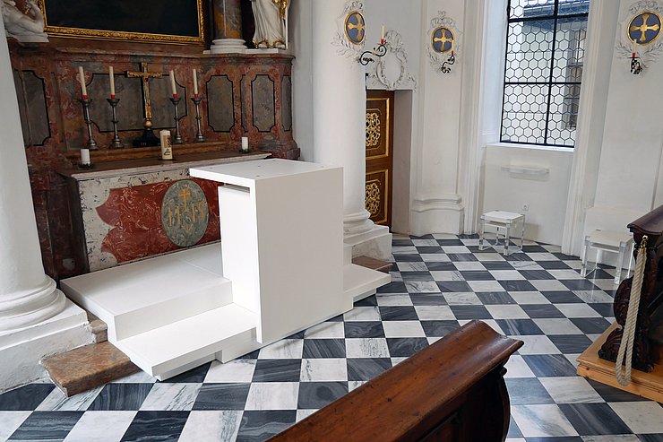 © Tiroler Landtag/Oswald Der Altar fügt sich optisch in die Farbgestaltung der bestehenden Architekturelemente ein.