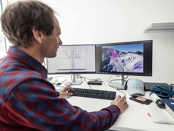 Nairz im Büro vor Computer sitzend