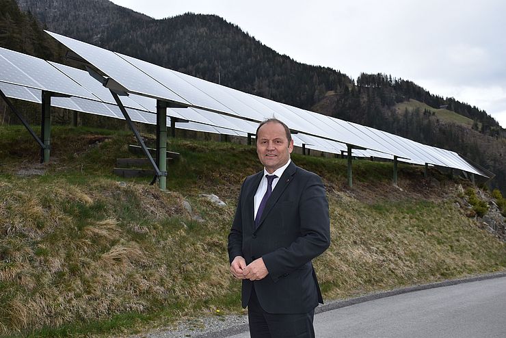 Landeshauptmann-Stellvertreter Geisler vor einer Photovoltaik-Anlage.