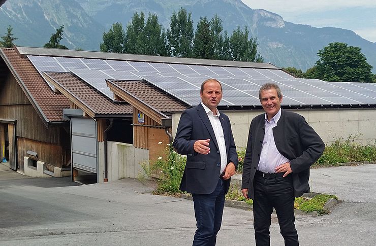 Josef Geisler und Direktor Josef Norz freuen sich über einen weiteren Schritt in die Energiezukunft. 