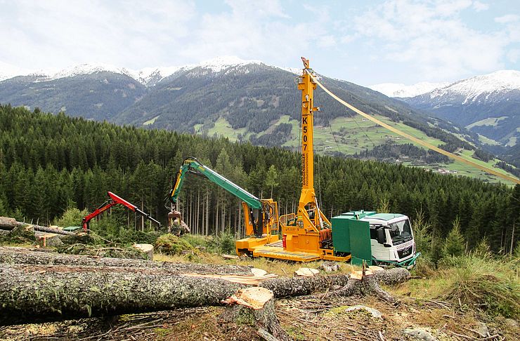 Für den Holztransport aus extremen Waldlagen ist die Seilkrantechnik aus Tirol unverzichtbar. 