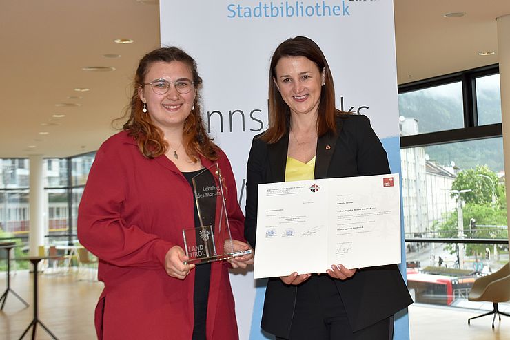 Arbeits- und Jugendlandesrätin Astrid Mair gratulierte Romana Leitner zum "Lehrling des Monats Mai 2024".