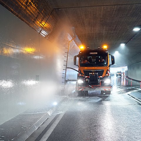 � Land Tirol/Krepper 2.300 Arbeitsstunden für sichere Fahrt durch Tirols Tunnel