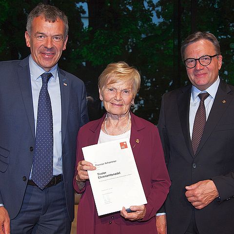 Auszeichnung für Therese Achammer (Gründungsmitglied und Obfrau seit der Gründung 1997 des Volleyballclubs Tirol) mit Georg Willi (Bgm von Innsbruck, li.) und LH Günther Platter.