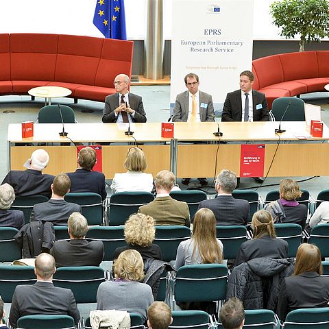 v.l. MEP Othmar Karas und die drei Tiroler-EU-Experten Fritz Staudigl, Christian Ranacher und Markus Frischhut bei der Buchpräsentation im Europäischen Parlament