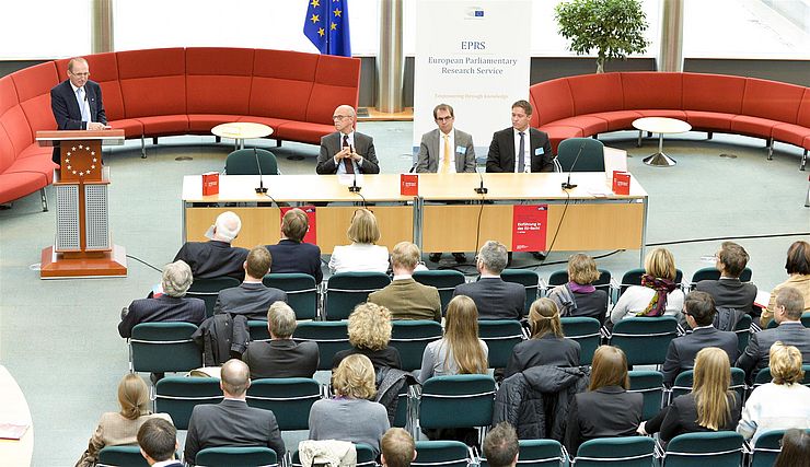 v.l. MEP Othmar Karas und die drei Tiroler-EU-Experten Fritz Staudigl, Christian Ranacher und Markus Frischhut bei der Buchpräsentation im Europäischen Parlament