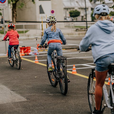 Kinder auf einem Fahrradparcours 