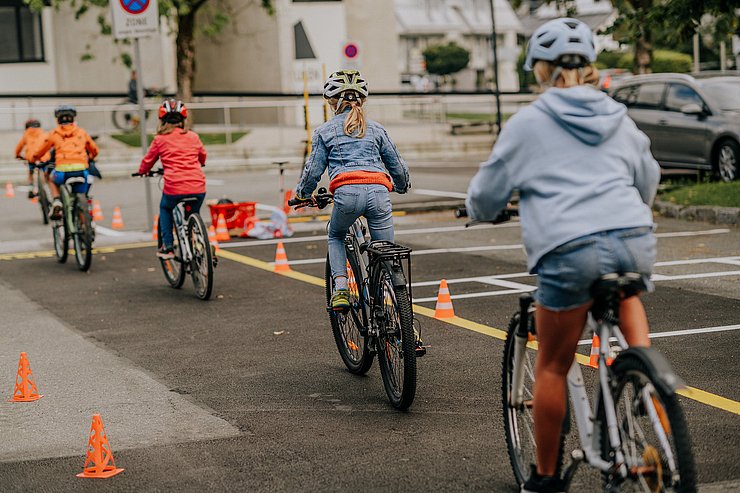 Kinder auf einem Fahrradparcours 