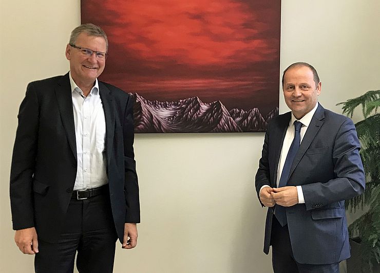 ÖAV-Präsident Andreas Ermacora und Tirols Sportreferent LHStv Josef Geisler treten gemeinsam für die Ausübung von Outdoor-Sportarten auch auf Loipen und Pisten ein. 