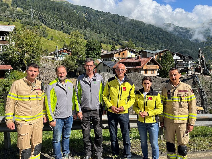 LH Anton Mattle und Sicherheitslandesrätin Astrid Mair mit weiteren Einsatzkräften beim Lokalaugenschein in St. Anton am Arlberg