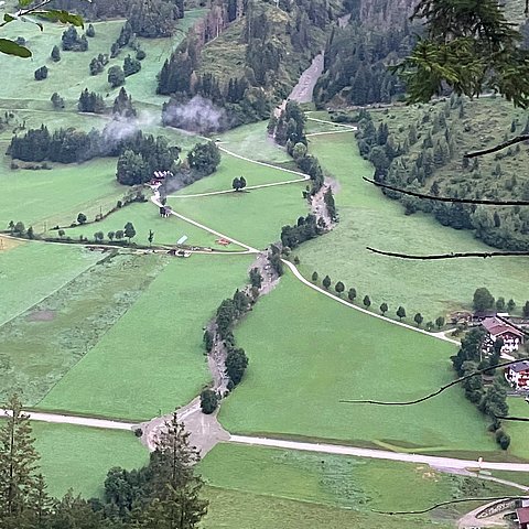 Foto der Straße mit einer Mure darüber