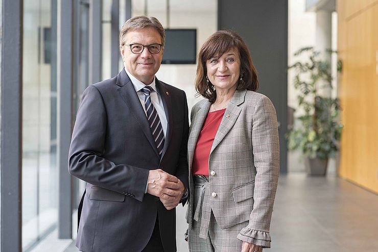 LH Günther Platter und LRin Beate Palfrader freuen sich über den Aufwärtstrend am Tiroler Arbeitsmarkt.