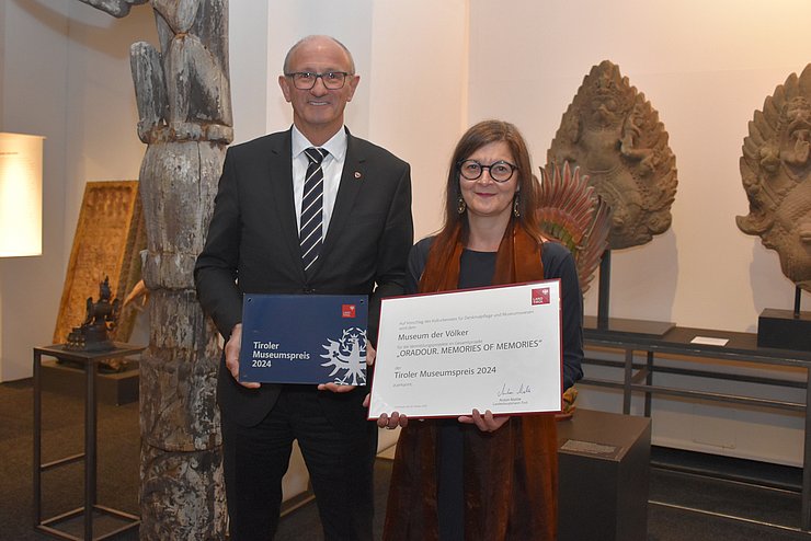 LH Anton Mattle überreicht der Leiterin des Museums der Völker, Lisa Noggler-Gürtler, den Museumspreis 2024 für das Mitwirken am Gemeinschaftsprojekt „ORADOUR. Memories of Memories“.