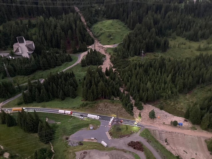 Luftaufnahme von Schäden in St. Anton am Arlberg