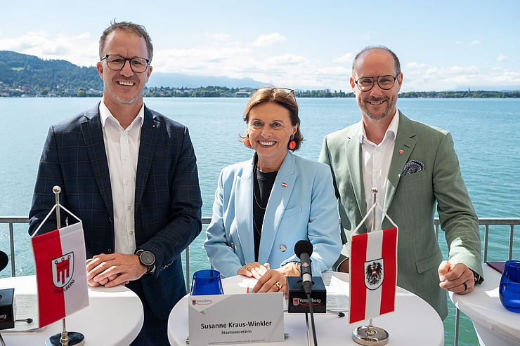 Abschließendes Gruppenfoto nach der Pressekonferenz: Vorarlbergs Tourismusreferent Christian Gastner, Staatssekretärin Susanne Kraus-Winkler und LR Mario Gerber.