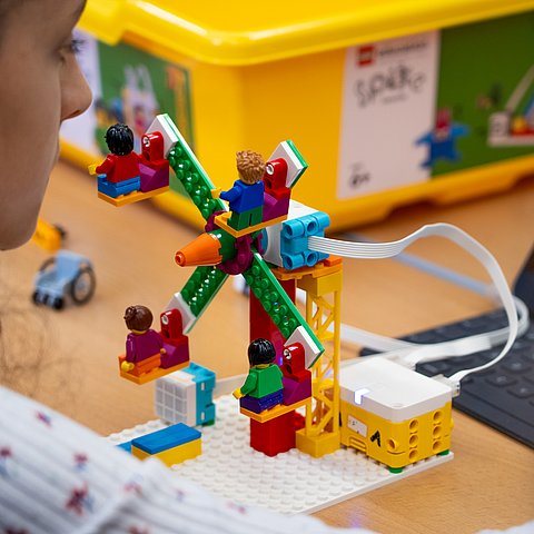 � Land Tirol/Neuner MINT-Schecks für Tiroler Schulen, Kindergärten und Horte