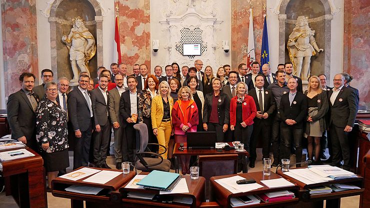 Abgeordnete aller im Landtag vertretenen Fraktionen sowie die Mitglieder der Landesregierung setzten bei der aktuellen Landtagssitzung ein Zeichen gegen Gewalt an Frauen und Mädchen.
