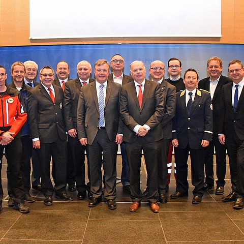 LR Bernhard Tilg und Werner Salzburger, Obmann der TGKK (Mitte), mit Vertretern der Tiroler Rettungsorganisationen und Ehrengästen beim Tag der Rettung im Landhaus.