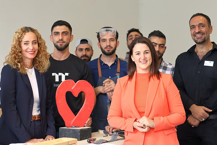 Im Vordergrund die beiden Landesrätinnen Eva Pawlata (li.) und Astrid Mair (re.) beim Besuch einer Klasse des Jugendcollege Wien. 