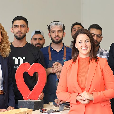 Im Vordergrund die beiden Landesrätinnen Eva Pawlata (li.) und Astrid Mair (re.) beim Besuch einer Klasse des Jugendcollege Wien. 