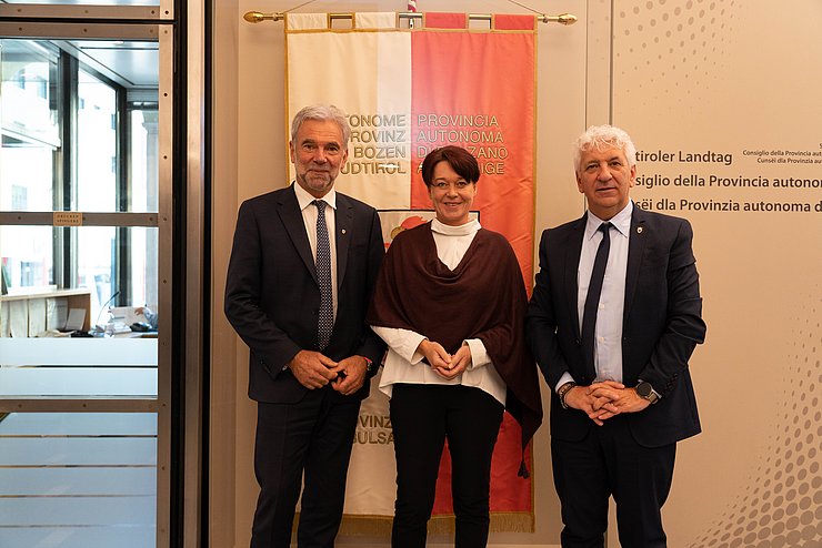 Die drei LandtagspräsidentInnen (v.li.) Arnold Schuler (Südtirol), Sonja Ledl-Rossmann (Tirol) und Claudio Soini (Trentino)