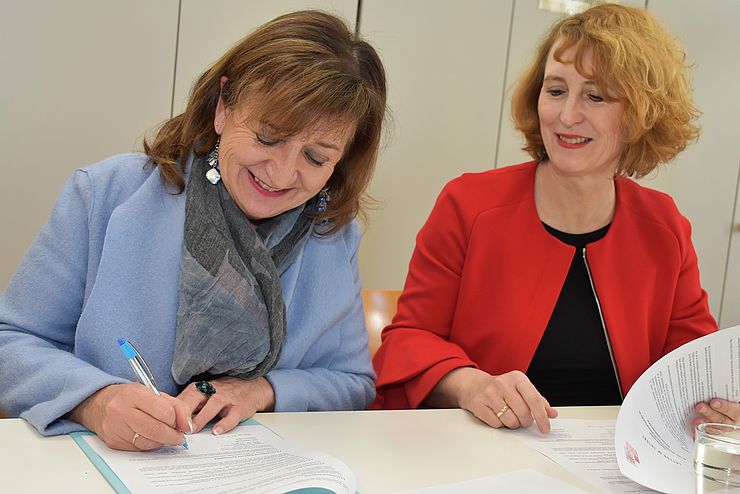 LRin Beate Palfrader und mdw-Rektorin Ulrike Sych bei der Unterzeichnung des „Letter of Intent“.
