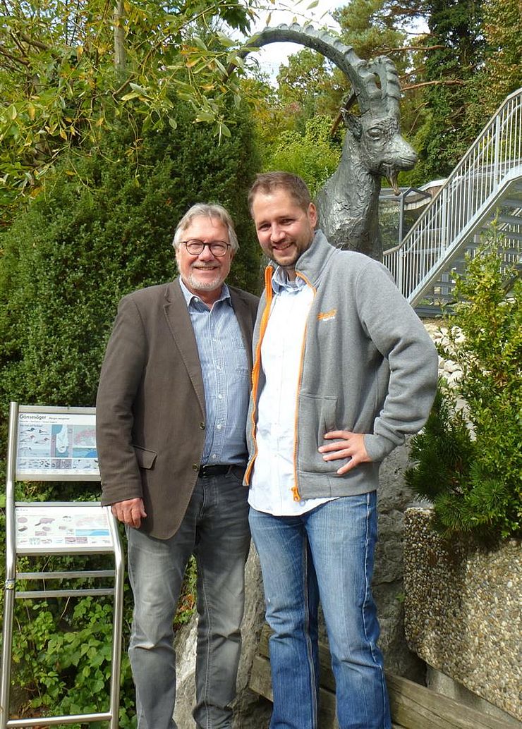 Michael Martys (l.) mit seinem Nachfolger André Stadler im Alpenzoo Innsbruck-Tirol.