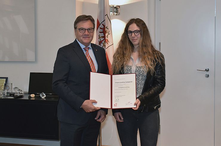 LH Günther Platter überreichte Chiara Lorefice Campanile die Urkunde für das Stipendium der Tiroler Landesgedächtnisstiftung.