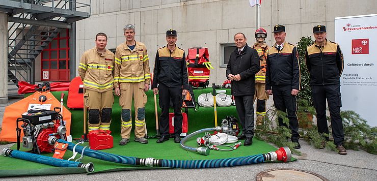 Übergabe der Spezialausrüstung an die Feuerwehr-Vertreter des Bezirks Kitzbühel