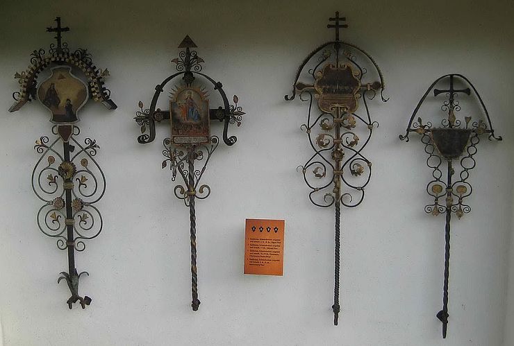 Grabkreuze im "Museumsfriedhof Tirol"