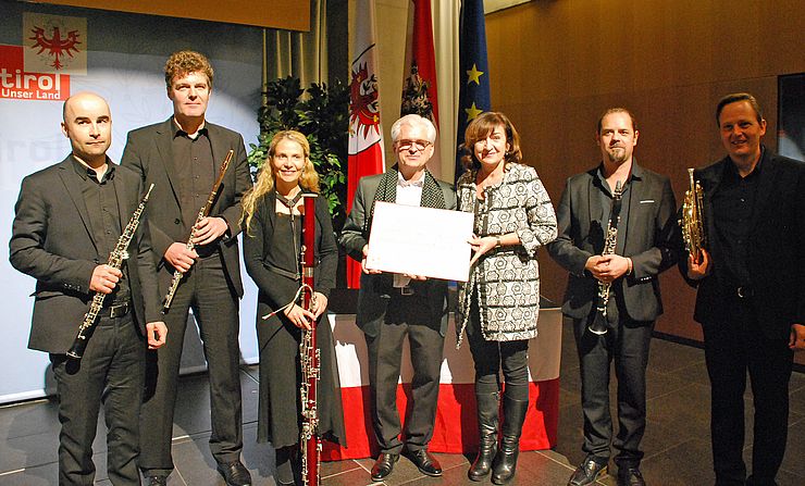 LRin Palfrader übergibt den Preis für Zeitgenössische Musik an das Ensemble "Windkraft Tirol - Kapelle für Neue Musik".