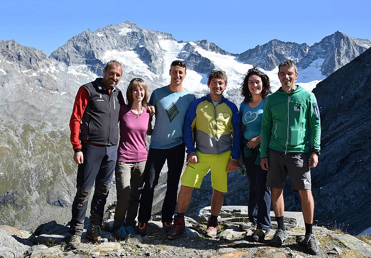 Die Geschäftsführerinnen und Geschäftsführer der Tiroler Naturparke posieren zusammen mit Bergen im Hintergrund.