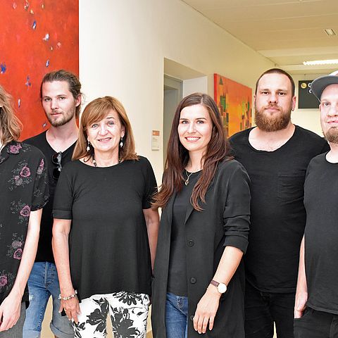 LRin Beate Palfrader (Mitte) gratulierte den GewinnerInnen von „UploadSounds“: v.li. Philipp Köll und Dorian Windegger, Gründer von „Neon Neet“, sowie Lisa Prantl, Jakob Schuierer und Markus Rappold, Mitglieder der Band „lilla“.
