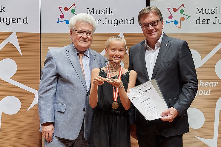 LH Günther Platter und Univ.-Prof. Paul Roczek gratulieren Miriam Puchleitner zu ihrem Bundessieg in der Kategorie Hackbrett III plus.