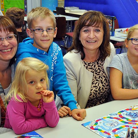 Die „Spiel aktiv“ lockt jedes Jahr zahlreiche Familien an. Im Bild: LRin Beate Palfrader (Mitte) mit begeisterten BesucherInnen.