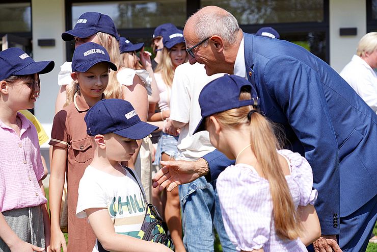 Der Landeshauptmann schüttelt ukrainischen Kindern die Hand.