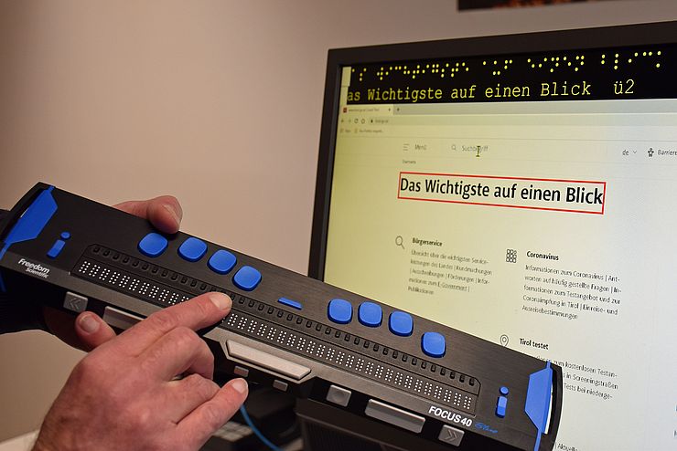 Braillezeile vor Computerbildschirm