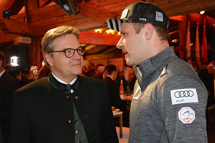 LH Günther Platter im Gespräch mit Skifahrer Romed Baumann.