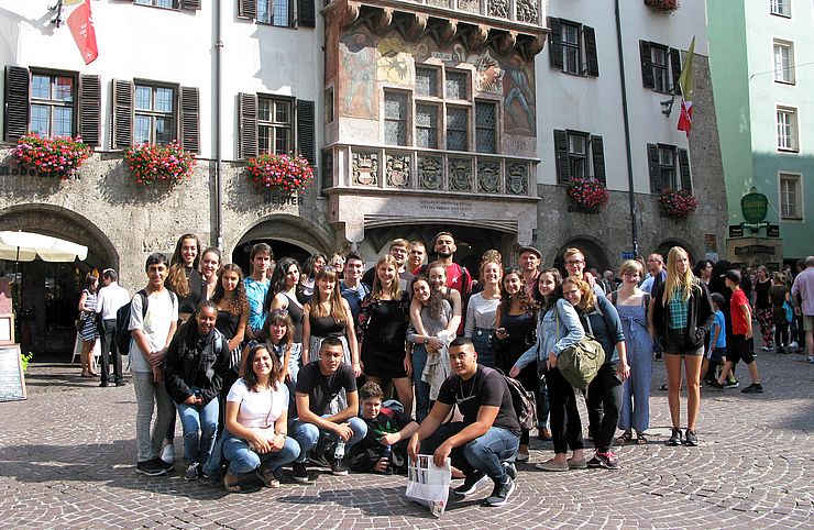 Die TeilnehmerInnen der internationalen Jugendbegegnung “Building Bridges 2019” besuchten auch die Innsbrucker Altstadt mit dem Goldenen Dachl.
