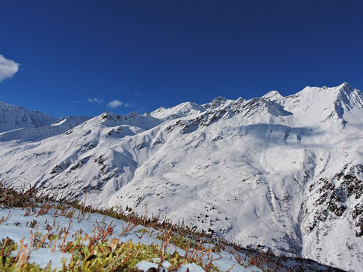 schneeige Berggipfel des Taschachtals an einem sonnigen Tag mit blauem Himmel