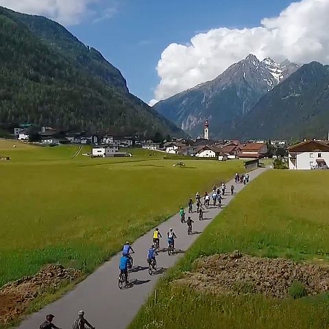 Tirol schaut aufs Klima. Eine Gruppe Radfahrer unterwegs in Tirol.